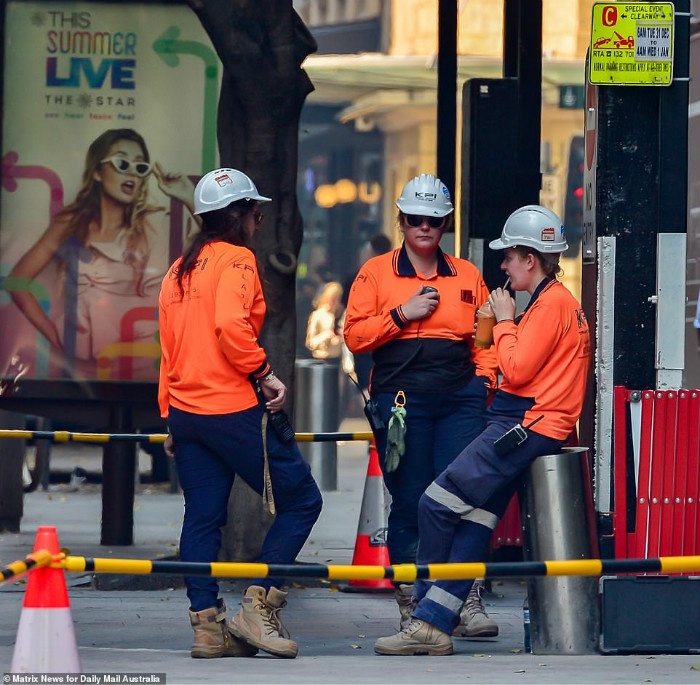 22427484-7807959-Clad_in_full_work_wear_tradies_take_a_moment_of_shade_pictured_t-a-3_1576717084298.jpg