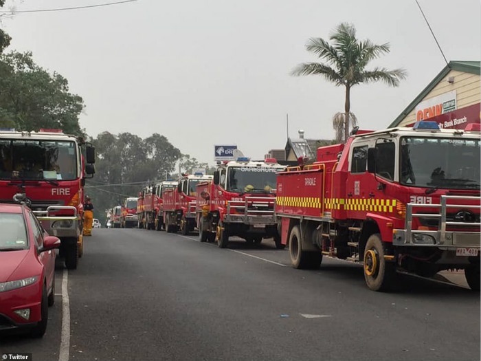22815622-7838245-Firetrucks_roll_into_Mallacoota_as_residents_and_holidaymakers_a-a-43_1577754587389_meitu_1.jpg