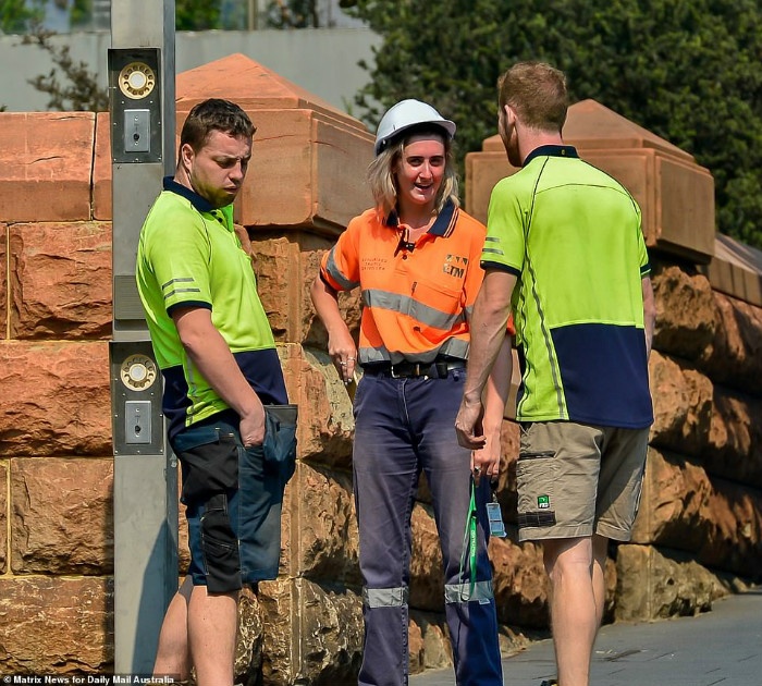 22427488-7807959-Hot_and_sweaty_tradies_pictured_battle_on_through_extreme_temper-a-2_1576717084028.jpg
