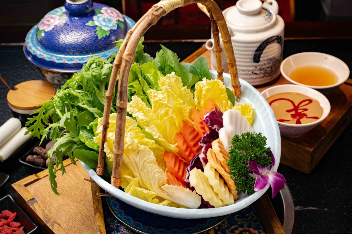 杏鲍菇,冻豆腐,中百叶,龙口粉丝蔬菜拼盘,鸭血,爽口木耳……小孩子才