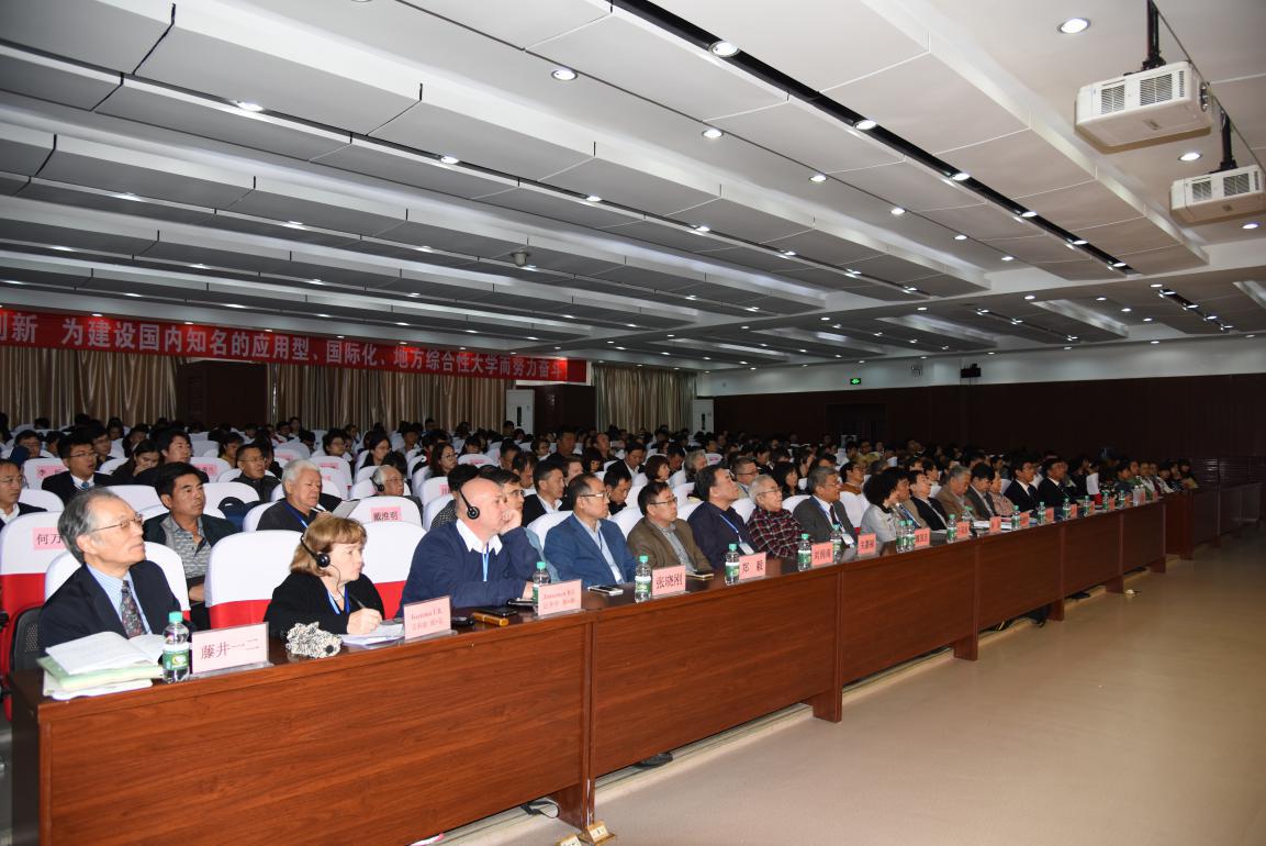 黑河学院党委书记曹百瑛在开幕式上致辞.