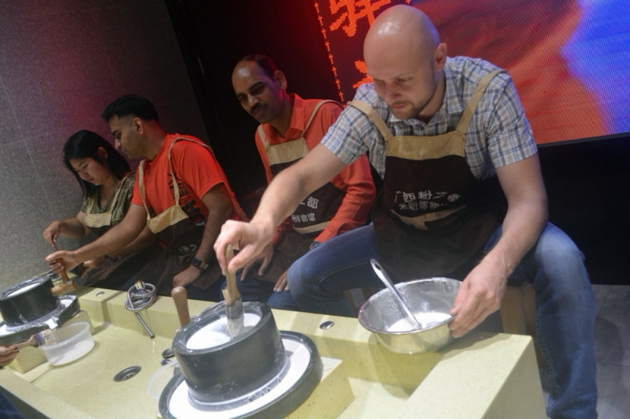 多国专家亲手制作米粉，感受广西饮食文化魅力