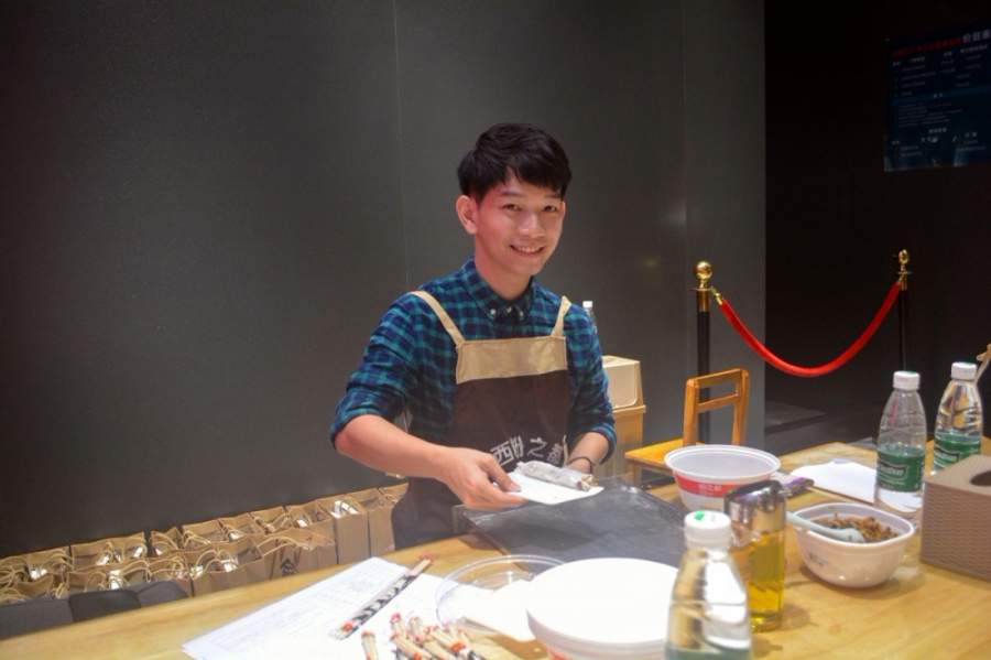 多国专家亲手制作米粉，感受广西饮食文化魅力