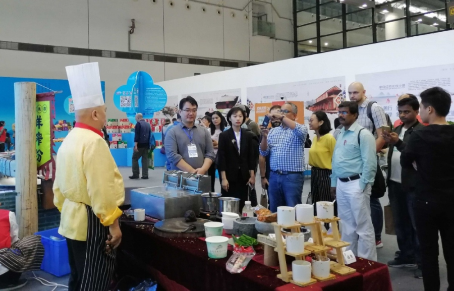 多国专家亲手制作米粉，感受广西饮食文化魅力