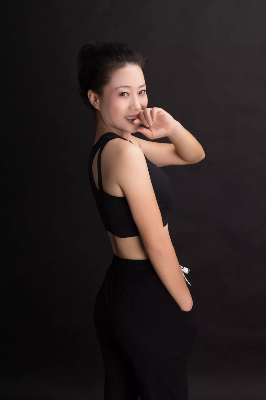 遂昌最美奶奶与20多岁的小鲜肉同台秀身材徒步穿越沙漠年过半百的她成